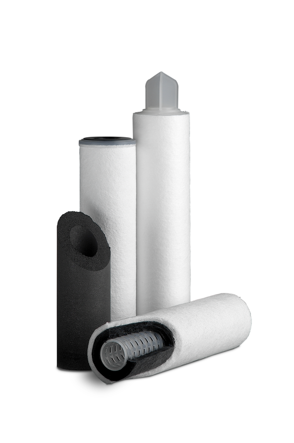 4 个黑色和白色活性炭过滤筒的组图。您可以在其中一个滤筒中看到其内部材料。